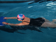 Pływanie po 50. roku życia: Dlaczego to najlepszy sport dla Twojego serca, kręgosłupa i mózgu?