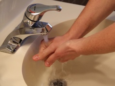 Jak zmyć Kropelkę z palców. Ten łatwy sposób warto znać, żeby nie wpaść w panikę