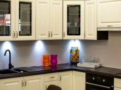 Koniec z przytłaczającą kuchnią. Wystarczy ujednolicić jeden element