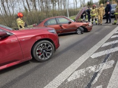 Zakręcie: zablokowana droga krajowa nr 17 po zderzeniu trzech pojazdów
