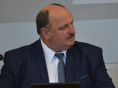 Kłopoty czerskiego radnego przez wypas na gminnej działce. „Moje koniki przepłoszył dron”