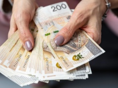 Rząd uderza w kieszenie Polaków. Nowa opłata zaboli konkretną grupę