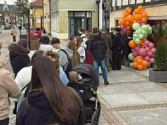 Tłum na otwarciu KOKU Sushi w Cieplicach. Długa kolejka pod lokalem.