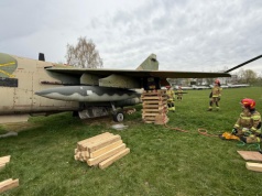 Kadeci PSP ćwiczyli w Muzeum Lotnictwa Polskiego. Widowiskowa akcja ratownicza (Galeria)