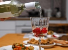 Lampki wina do kolacji nie da się ukryć. "Widzę to po twarzach"