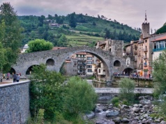 Lepsze niż Barcelona. Nie ma tłumów, a widoki jak z pocztówki. To tam robią kultowe ciastka