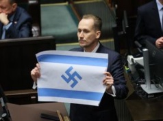 Berkowicz z flagą ze swastyką na mównicy w Sejmie. Ambasada Izraela reaguje