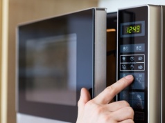 Nie wyrzucam już skórek z pomarańczy. Wkładam je do mikrofalówki i czekam