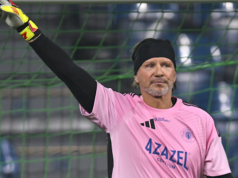 Radosław Majdan wraca na boisko. W tle wielkie nazwiska