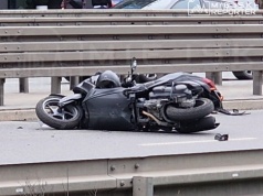 Zderzenie ciężarówki, osobówki i motocyklisty na Mokotowie. Jedna osoba ranna