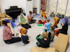 Od korporacji do… wspólnego śpiewania. „W „Do góry nogami” śpiewają, zanim powiedzą pierwsze zdanie