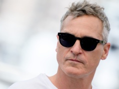 Joaquin Phoenix i Emma Thompson protestują przeciw fuzji stulecia