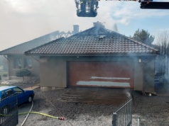 Ogień rozprzestrzenił się błyskawicznie! Tuje, samochody i dom w płomieniach pod Kaliszem