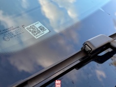 Nietypowa naklejka na szybie samochodu. Ten kod QR jest bardzo ważny