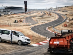 Powstający w Madrycie tor F1 z pierwszym incydentem. W roli głównej… Renault Trafic