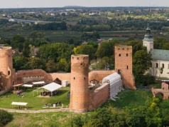 Spędź majówkę w tym zamku i baw się jak król. Tylko godzinę drogi od Warszawy