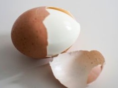 Wrzuć dwa plasterki do garnka. Skorupka zejdzie niemal sama