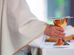 Jak mszę odprawia ksiądz alkoholik? Jest jeden warunek