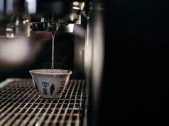 Jak fizyk parzy kawę: naukowe sekrety idealnego espresso