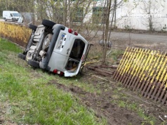 Pijany kierowca dachował citroenem. Zostawił rannego pasażera w aucie i uciekł do lasu. W krzakach schował się przed policjantami