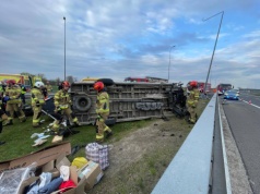 Groźny wypadek na autostradzie A4 pod Łańcutem. Bus uderzył w bariery i przewrócił się na bok