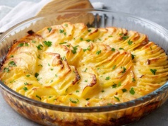 Ta zapiekanka z czosnkiem niedźwiedzim to hit wiosny. Znika z blachy w kilka minut