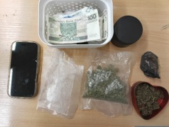 Mefedron, marihuana i amfetamina w mieszkaniu 19 – latka