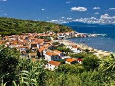 Wakacyjny hit to nie tylko kamieniste plaże. Tu znajdziesz turkusową wodę i gorący piasek