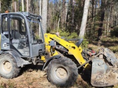 Ukradli ładowarkę i ukryli w lesie. Maszyna odnaleziona