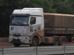 Nowy Actros w niższej wersji na testach w kamuflażu – to może być tańsza odmiana