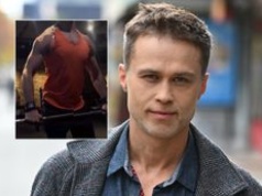 Maciej Zakościelny pręży muskuły na siłowni. Gwiazdor przeszedł sporą przemianę