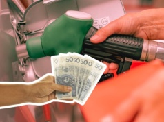 Rząd swoje, właściciele stacji swoje. KAS łapie tych, którzy zawyżają ceny paliw