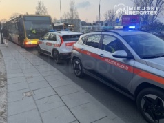 Pijany pasażer rozbił głową szybę w autobusie na Mokotowie