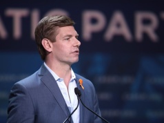 Swoją dymisją przypadkiem uratował Demokratów? Mogliby stracić Kalifornię