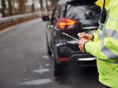 Policjant chce zajrzeć do auta? Jedno pytanie może wszystko zmienić