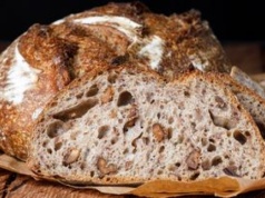 Prosty chleb na swojskie śniadanie. Wychodzi mięciutki i z chrupiącym akcentem