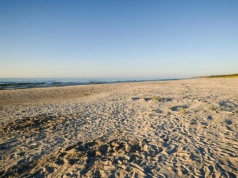 Zapomnij o Świnoujściu. To unikatowa plaża na spokojną majówkę