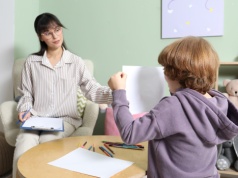 Dziecko w gabinecie psychologa. "Szukanie wsparcia nie jest oznaką porażki wychowawczej"