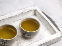 ​Chcesz mieć talię osy i wyglądać młodo? Pij herbatę, którą kochają Japonki