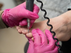 Nie róż, nie french. Oto najpiękniejszy pedicure sezonu. Finezyjny i niezwykle kobiecy