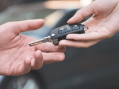 Tak oszukują sprzedawcy aut. Na te sygnały musisz uważać