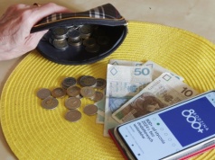 Podwójne 800 plus trafi na konta Polaków. ZUS ma niespodziankę dla tej grupy rodziców