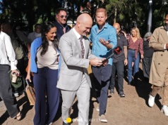 Książę Harry zaskoczony przez reportera. Nietypowe selfie łamie królewski protokół