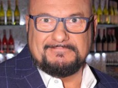 Piotr Gąsowski ma renomę nieprzeciętnego kobieciarza. Czas umilał mu "krąg OŚMIU dziewczyn"