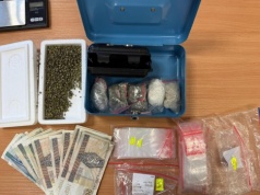 Pół kilograma narkotykowego miksu w jednym domu! Policjanci z Brzostka rozbili „magazyn” 33-latka