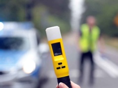 Krosno Odrzańskie. Kierujący Fordem otworzył drzwi i od razu czuć było woń alkoholu