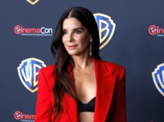 Dawno niewidziana 61-letnia Bullock olśniewa w pomarańczowym garniturze