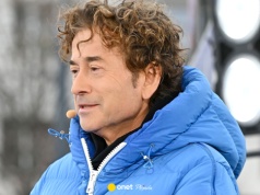 Piotr Rubik na zdjęciu na wózku inwalidzkim. Agata Rubik tłumaczy, co się stało