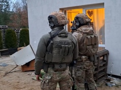 16 osób zatrzymanych jednocześnie w różnych częściach Polski, zabezpieczonych 7 pojazdów, blisko 170 tysięcy złotych w gotówce oraz prawie 3 kilogramy narkotyków to efekt akcji wymierzonej w grupę dokonującą kradzieży z włamaniem poja