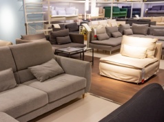 Zamykają najstarszy salon meblowy. Wyprzedaż likwidacyjna w dużym sklepie w Polsce